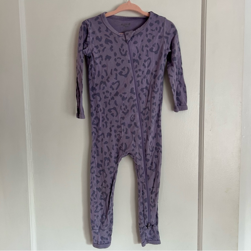 Kyte Baby Zippered Romper, size 2T. Color is Taro Leopard. Worn gently.